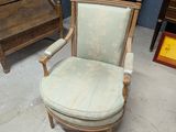une chaise qui se trouve dans le coin d'une pièce
