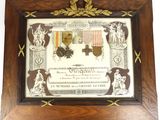 une vieille photo encadrée représentant un homme et une femme, fixée sur une plaque
