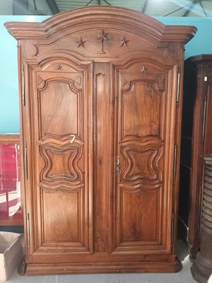 une armoire en bois dans une pièce aux murs bleus
