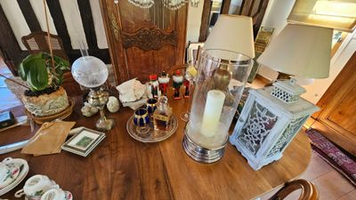 une table sur laquelle se trouvent de nombreux objets différents