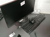 un clavier et un écran posés sur un bureau, avec une souris