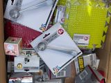 une boîte en carton remplie d'appareils électroniques et d'autres objets