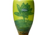 un vase jaune orné d'un motif vert et bleu