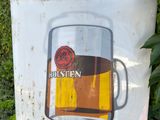 une photo d'un panneau sur lequel figure une bière