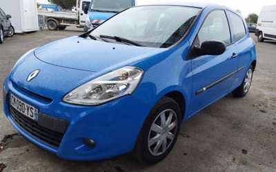 une voiture bleue garée dans un parking