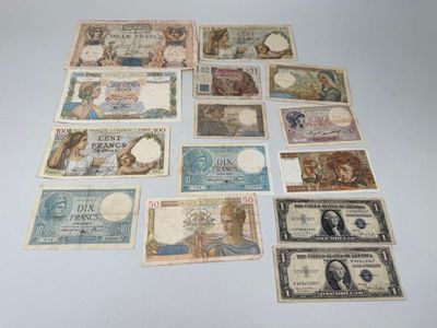 plusieurs types de billets de banque disposés sur une table
