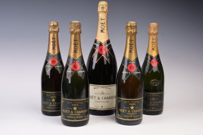 six bouteilles de champagne sont alignées