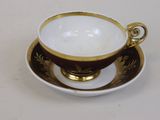 une tasse et une soucoupe posées sur une table blanche