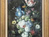 une peinture à l'huile représentant des fleurs dans un vase sur une table