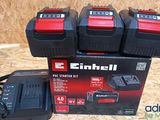 deux batteries et un chargeur posés sur une table