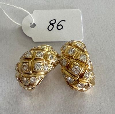 Paire de Boucles d'oreilles en or jaune, sertie de 54 diaman…