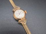 une image d'un gros plan d'une montre-bracelet sur une table
