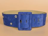 un gros plan d'une ceinture bleue avec une boucle en métal