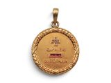 Gros plan sur une médaille d'or ornée d'une croix