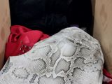 une boîte pleine de vêtements posée sur le sol