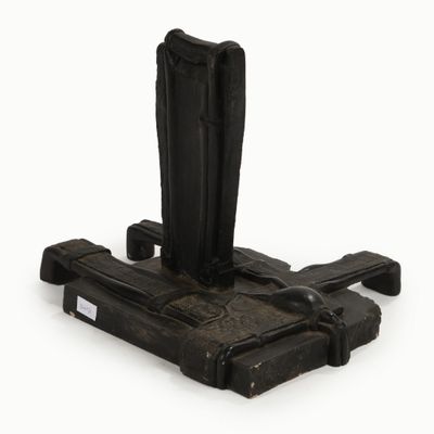 un objet noir sur une surface blanche, avec un fond blanc