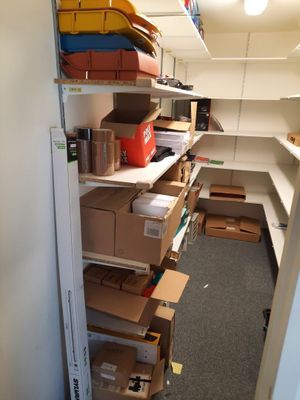 beaucoup de boîtes et de cartons sur les étagères de la pièce