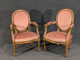 paire de fauteuils de style Louis XVI français, avec assises recouvertes de velours rose