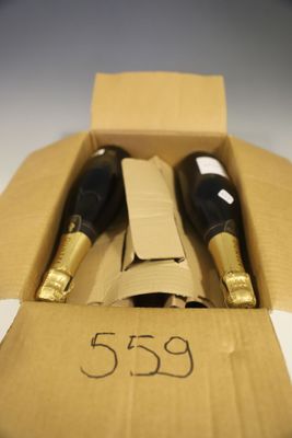deux bouteilles de vin dans une boîte en carton avec une étiquette de prix