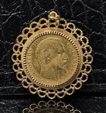 Pendentif en or 18 carats 750 millièmes à décor d’une pièce de mo...
