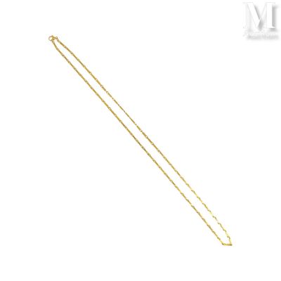 un collier en or orné d'une flèche sur fond blanc