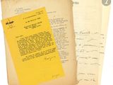 deux vieux papiers et un morceau de papier jaune sur lequel il y a des inscriptions