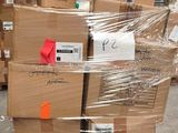 de nombreux cartons empilés sur une palette dans un entrepôt