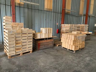 Ensemble soit environ : - 11 palettes de cageots (environ 80…