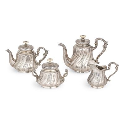 trois théières en argent et une cafetière sur fond blanc