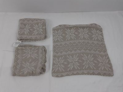 trois morceaux de tissu posés sur un lit recouvert d'un drap blanc