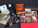 de nombreux types de bijoux différents dans une boîte