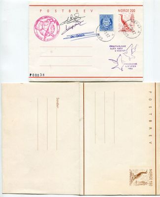 deux enveloppes affranchies, posées l'une sur l'autre