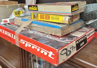plusieurs livres empilés sur une table