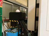 une machine qui se trouve à l'intérieur d'un bâtiment