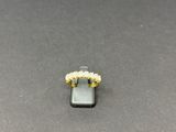 gros plan d'une bague en or sur une surface noire