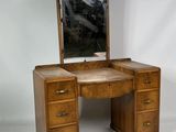 une photo d'un bureau en bois surmonté d'un miroir