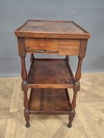 Deux petites tables en noyer à trois plateaux superposés. (photo 5)