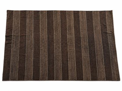 un tapis rayé marron et blanc sur fond blanc