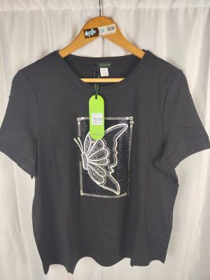 T-shirt noir avec un motif de papillon sur le devant et une étiquette verte dans le dos