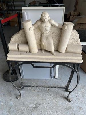 une statue représentant une femme assise sur un banc