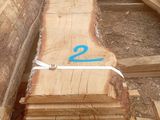 plusieurs morceaux de bois sont empilés les uns sur les autres pour former une pile