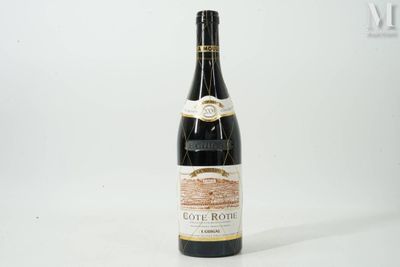 une bouteille de vin posée sur une table