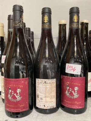 plusieurs bouteilles de vin sont alignées sur un comptoir