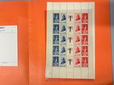 un classeur orange contenant des timbres et un bloc-notes sur lequel figure l'image d'un homme tenant une raquette de tennis