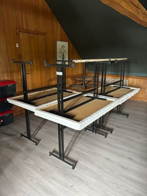une pièce avec un lit et une table à l'intérieur