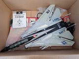 une boîte contenant une maquette d'avion de chasse