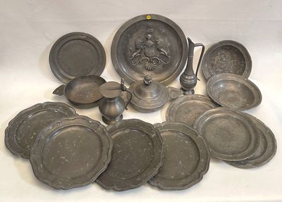 beaucoup de plats et de casseroles en argent sur une table