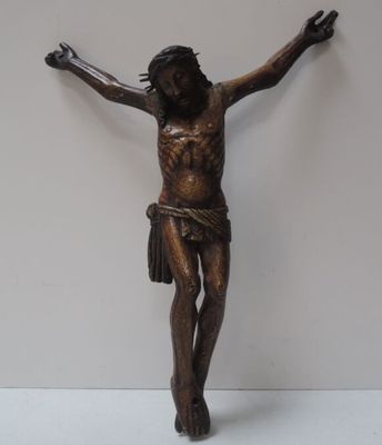une statue de Jésus sur la croix, posée sur un fond blanc