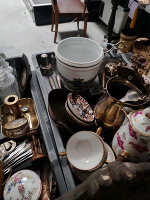 beaucoup d'objets en argent et en or sur la table