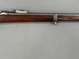 gros plan d'un fusil monté sur un mur